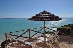 Playa privada, playa de arena blanca, camastros y sombrillas 