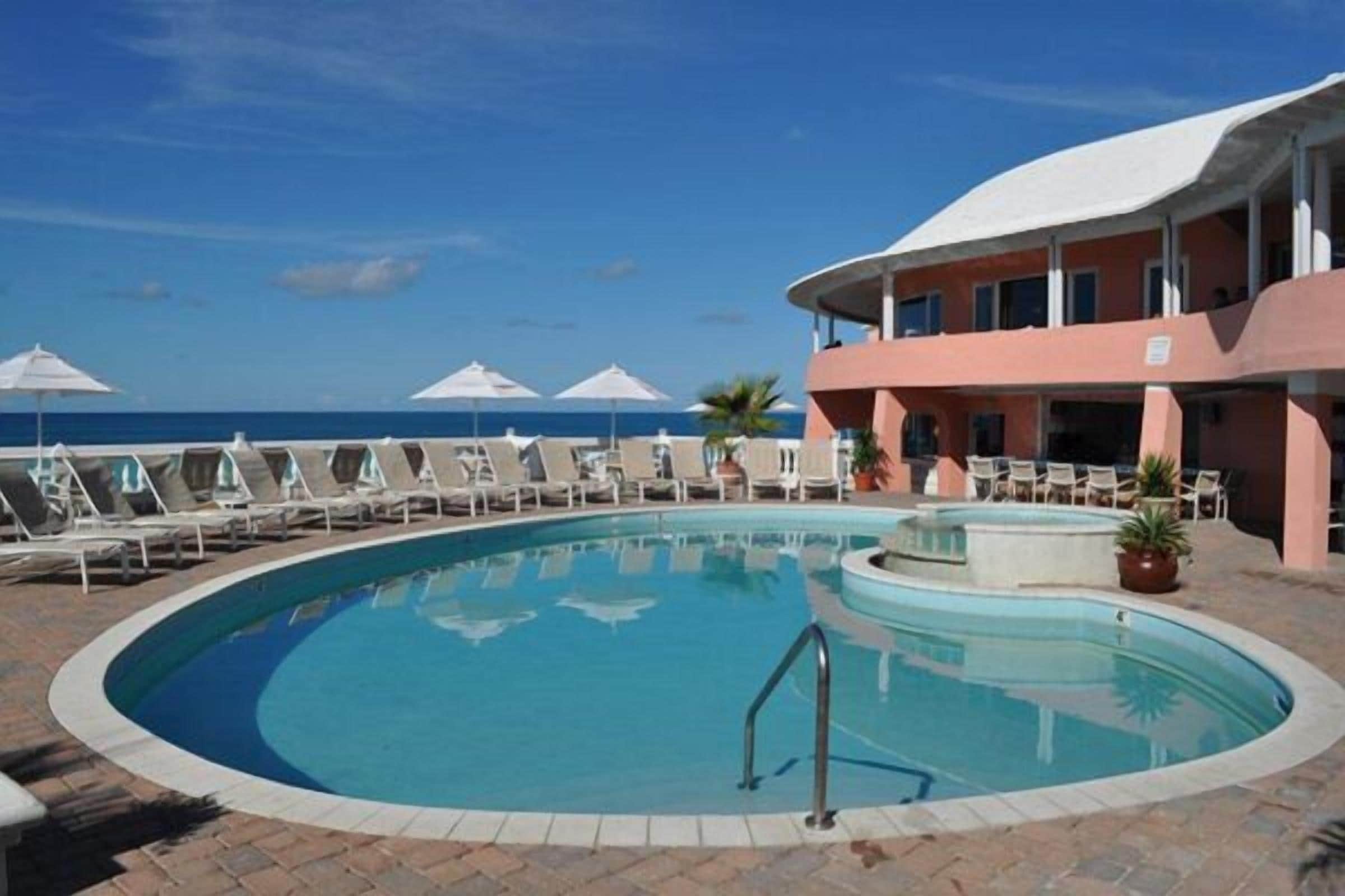 室外游泳池，池畔遮阳伞，日光浴躺椅