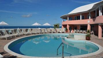 Piscine extérieure, parasols de plage, chaises longues