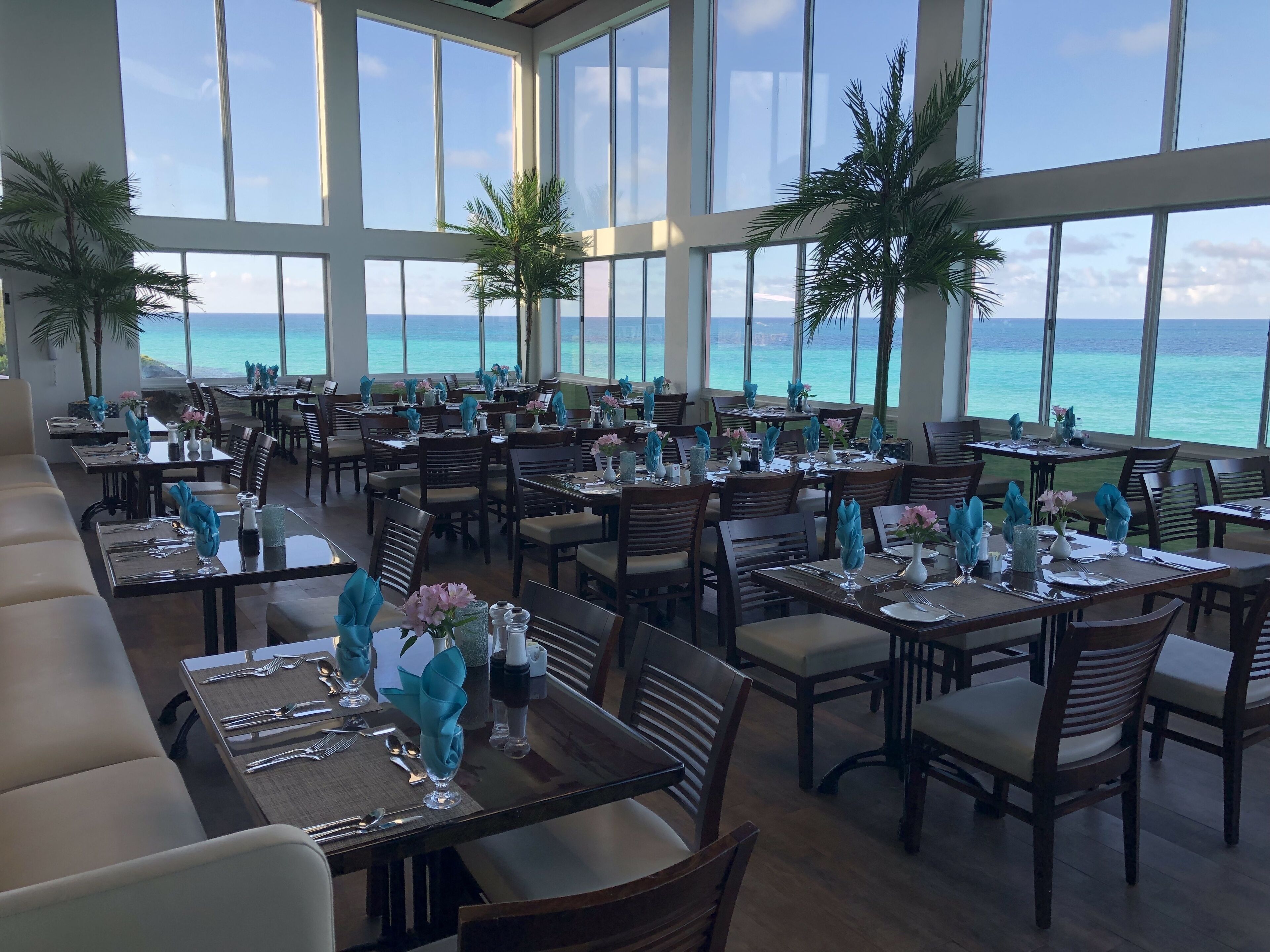 3 restaurants, breakfast served