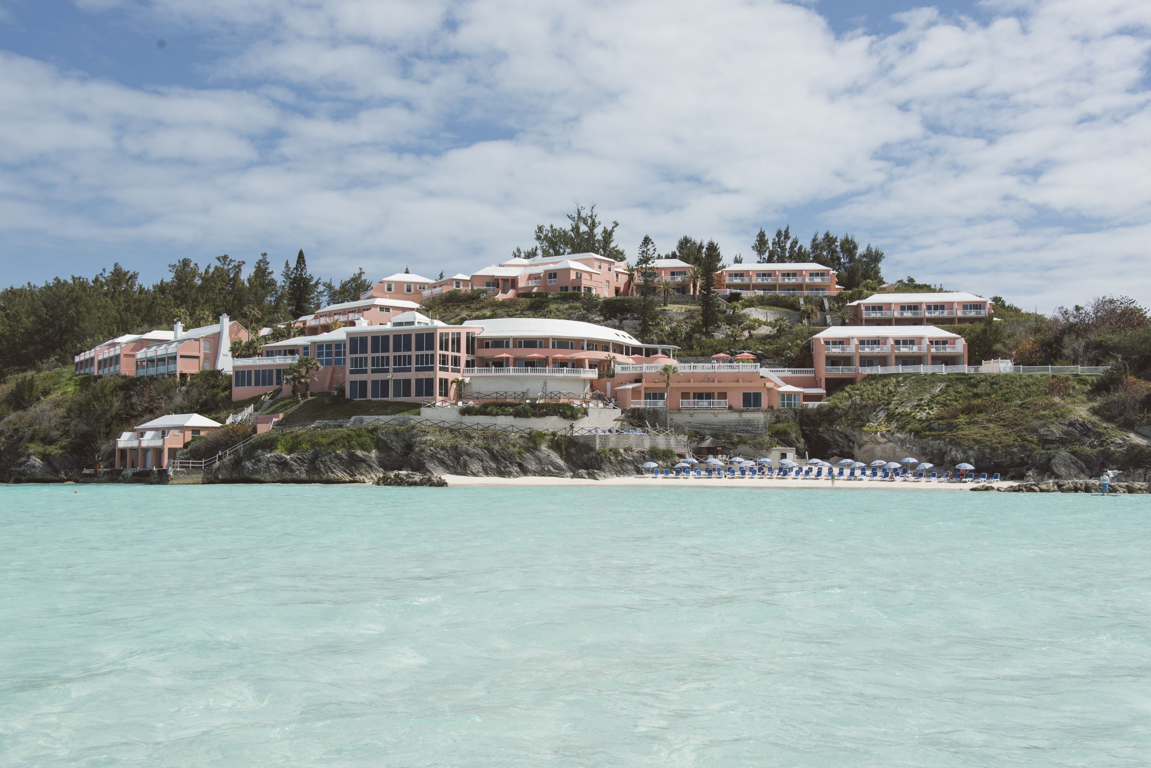 Privatstrand, weißer Sandstrand, Liegestühle, Sonnenschirme