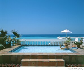Piscine extérieure, parasols de plage, chaises longues