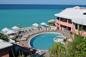 Piscine extérieure, parasols, chaises longues