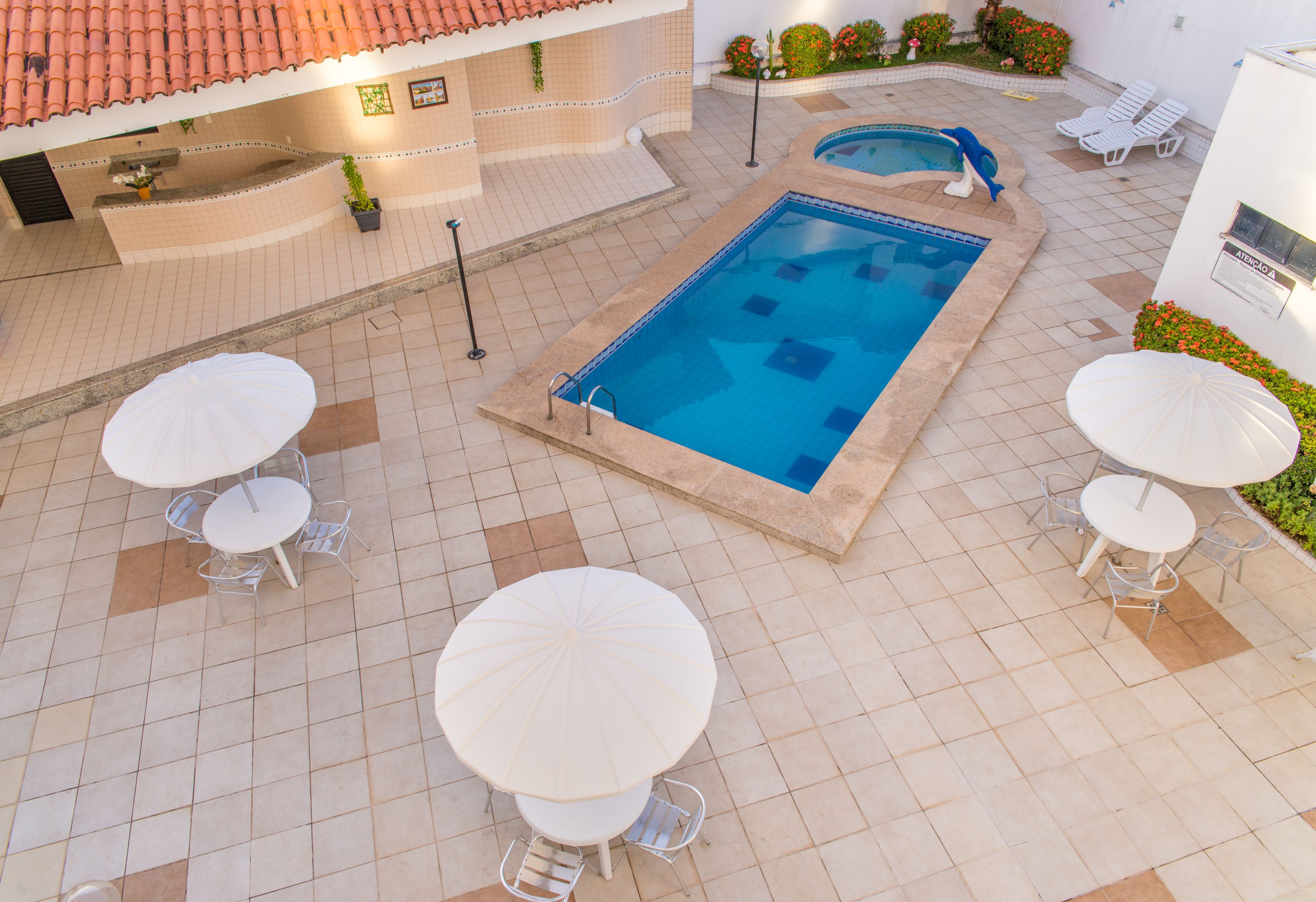 Piscina externa, espreguiçadeiras