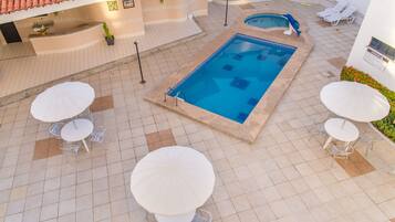 Piscina externa, espreguiçadeiras