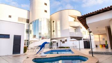 Piscina a l'aire lliure i gandules