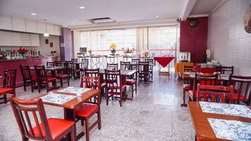 Esmorzar diari d'estil bufet gratuït