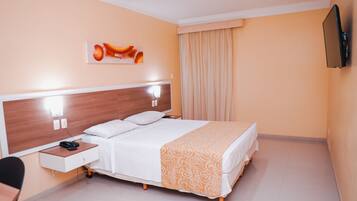 Minibar, caja de seguridad en la habitación y escritorio