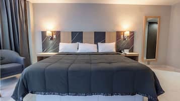 Habitación individual | Colchones Tempur-Pedic, caja fuerte, escritorio y cortinas opacas
