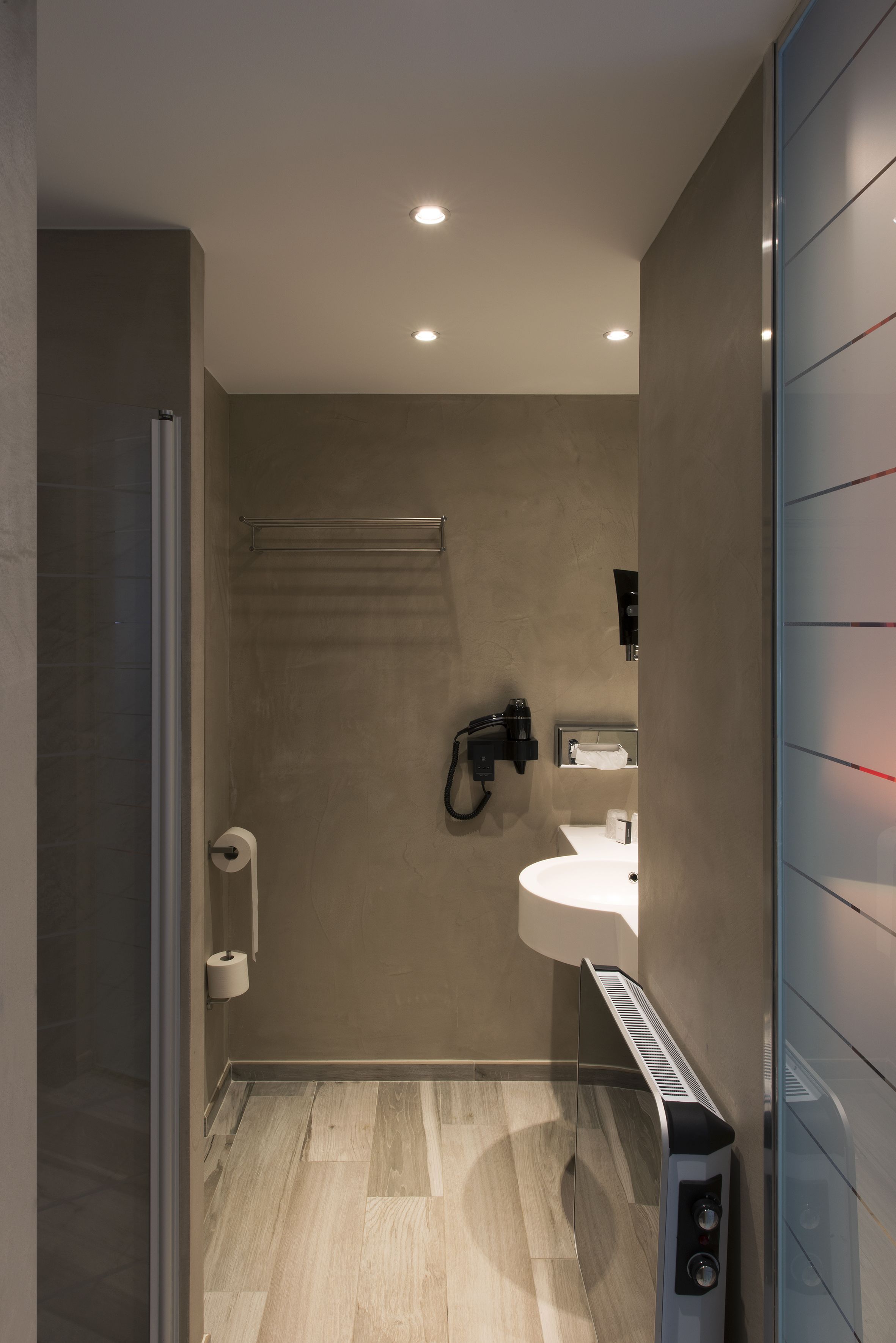 business room, 1 king bed | bathroom | rainfall showerhead, free toiletries, hair dryer, towels