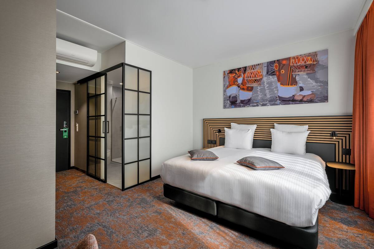 Junior Room | Peralatan tempat tidur premium, tilam berlapik, peti besi dalam bilik 