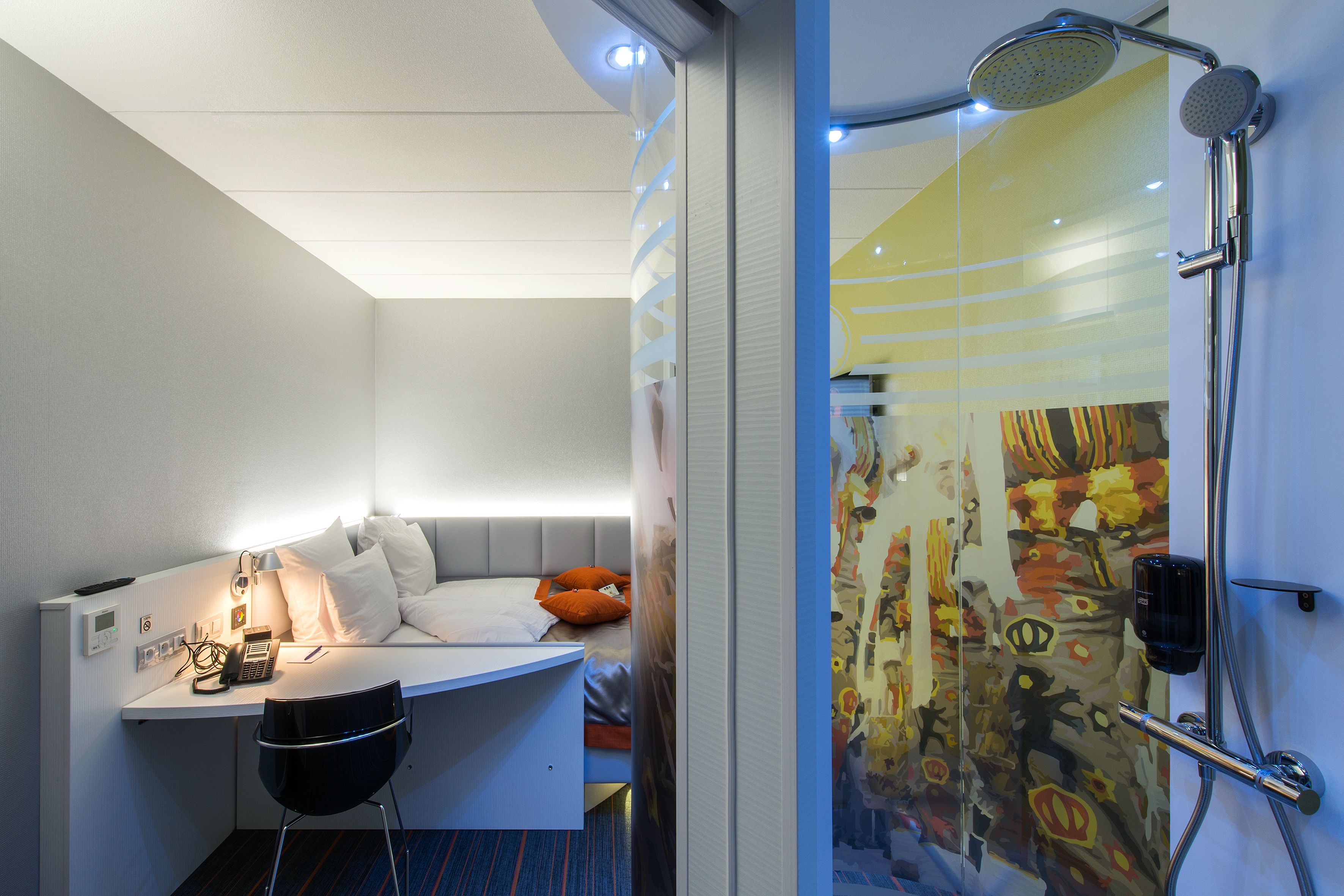 standard room, 1 queen bed | premium bedding, pillow-top beds, in-room safe, individually decorated