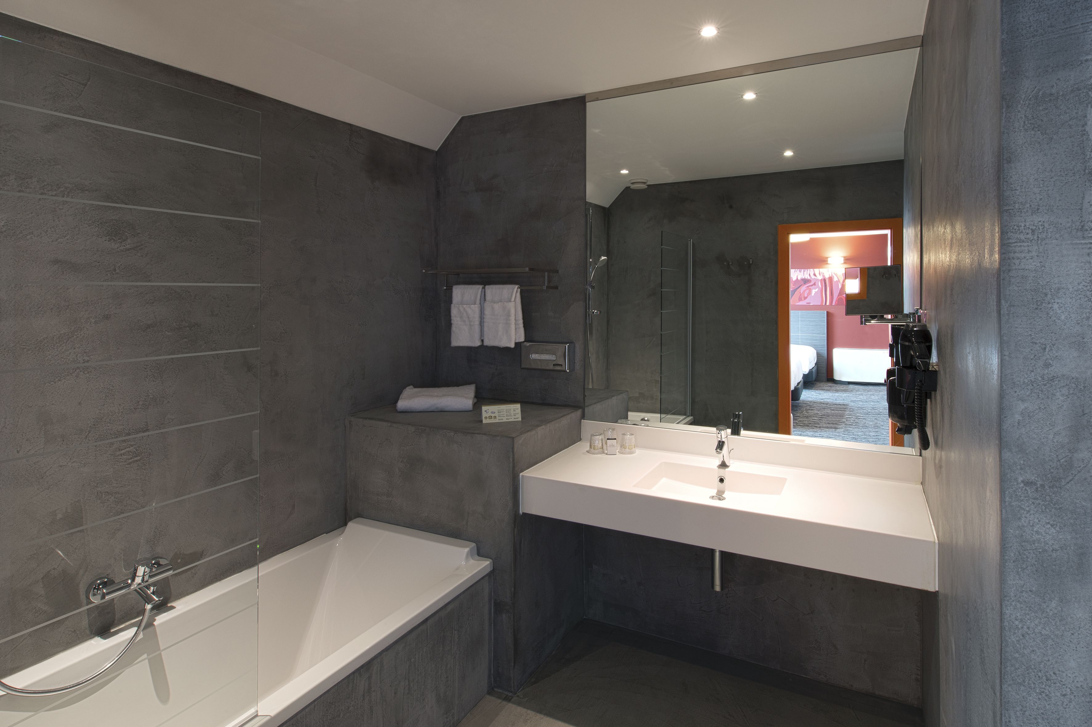 rainfall showerhead, free toiletries, hair dryer, towels