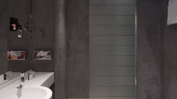 Shower, rainfall showerhead, free toiletries, hair dryer