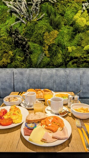 Café da manhã completo todos os dias mediante uma taxa