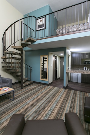 Desk, iron/ironing board, free WiFi, bed sheets - Ramada by Wyndham Edmonton Yellowhead NW (Edmonton)