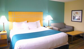 Escritorio, tabla de planchar con plancha, wifi gratis y ropa de cama 