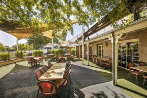 Breakfast, lunch and dinner served - Nightcap at Macquarie Inn (Dubbo)