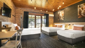 Studio Family | Premium bedding, in-room safe, desk, iron/ironing board