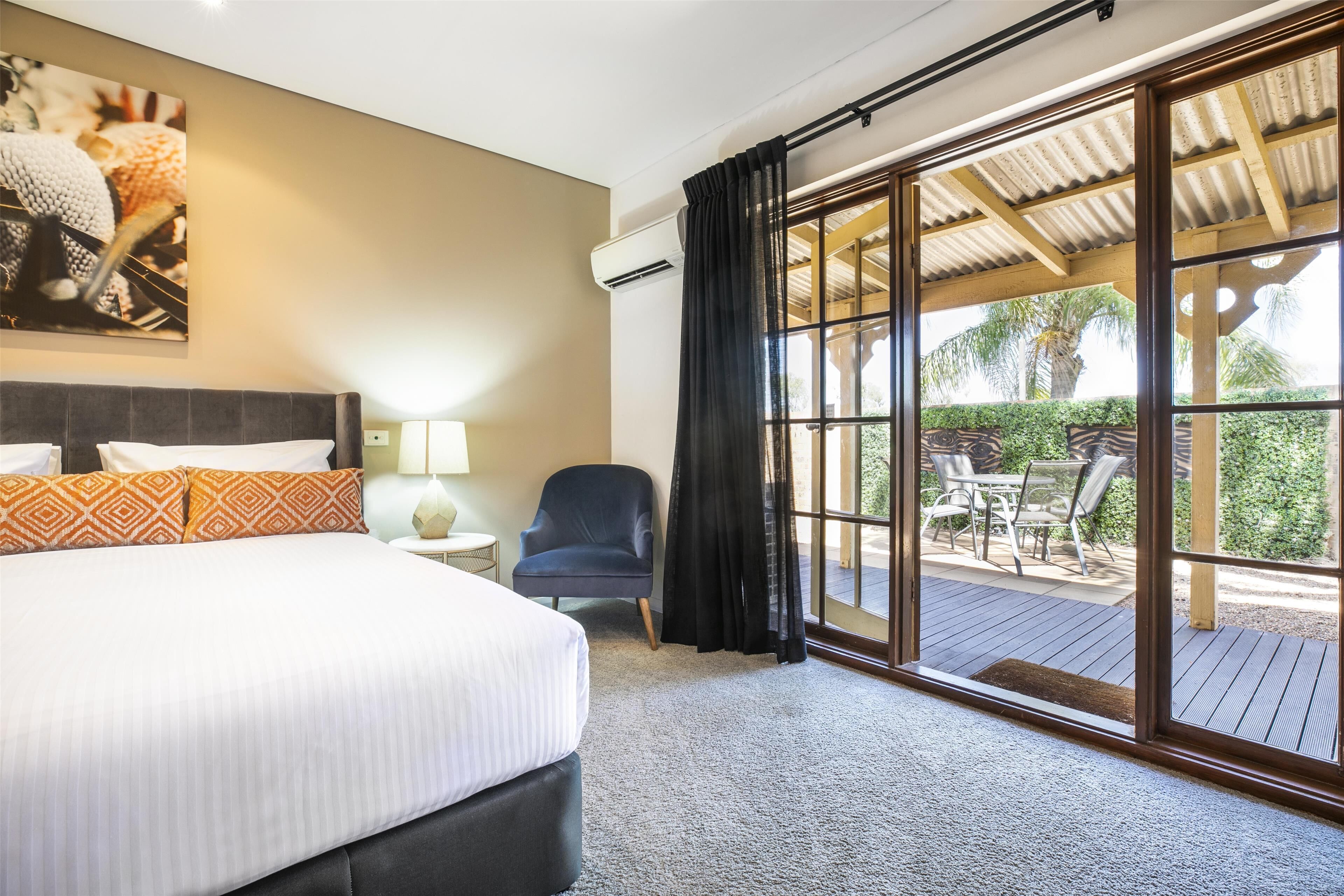 ห้องซูพีเรีย (King Spa) | เครื่องนอนระดับพรีเมียม, ตู้นิรภัยในห้องพัก, โต๊ะทำงาน