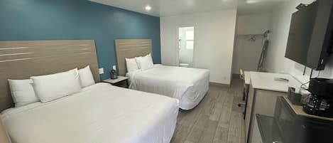 Quarto standard, 2 camas Queen | Escrivaninha, ferros/tábuas de passar roupa, Wi-Fi de cortesia