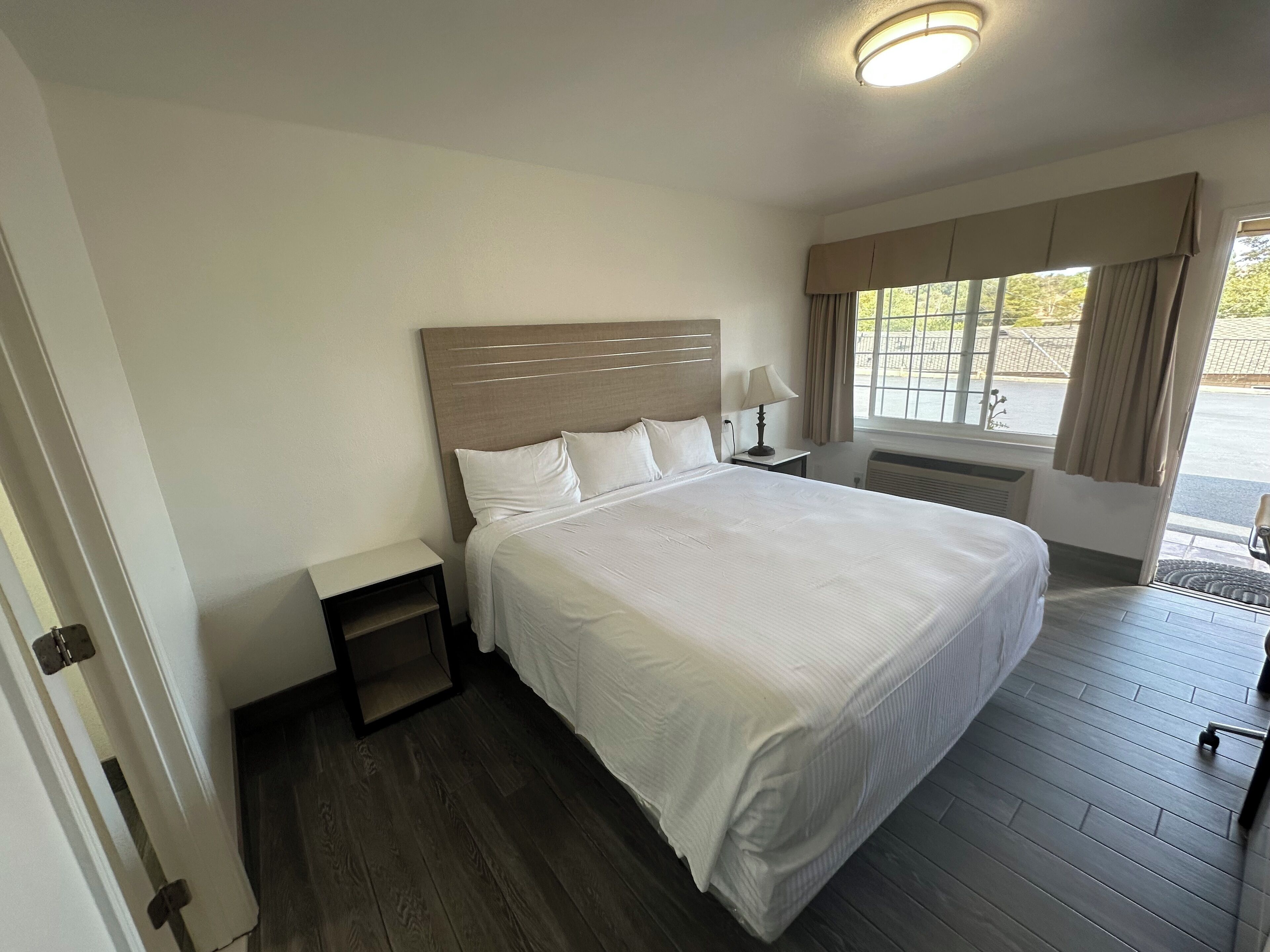 Standaard kamer, 1 kingsize bed | Een bureau, een strijkplank/strijkijzer, gratis wifi, beddengoed