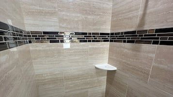Deluxe Room | Bathroom