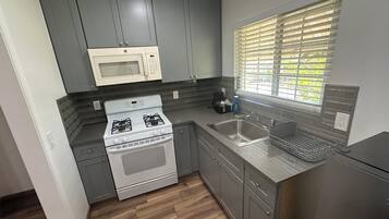 雪櫃、微波爐、咖啡機/沖茶器