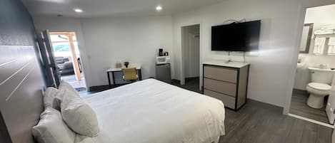 Habitación Deluxe | Escritorio, tabla de planchar con plancha, wifi gratis y ropa de cama