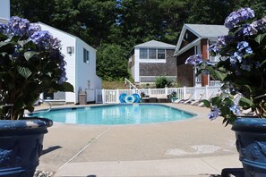 Seasonal outdoor pool, open 9 AM to 9 PM, pool umbrellas, pool loungers - The Sea View Motel (Ogunquit)