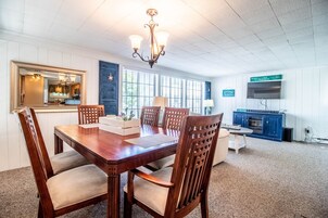 Private Romantic Couple Luxury Cottage, 1 Bedroom, Kitchen | Premium bedding, down comforters, pillowtop beds, individually decorated