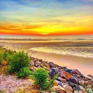 Beach nearby, white sand, beach shuttle - The Sea View Motel (Ogunquit)