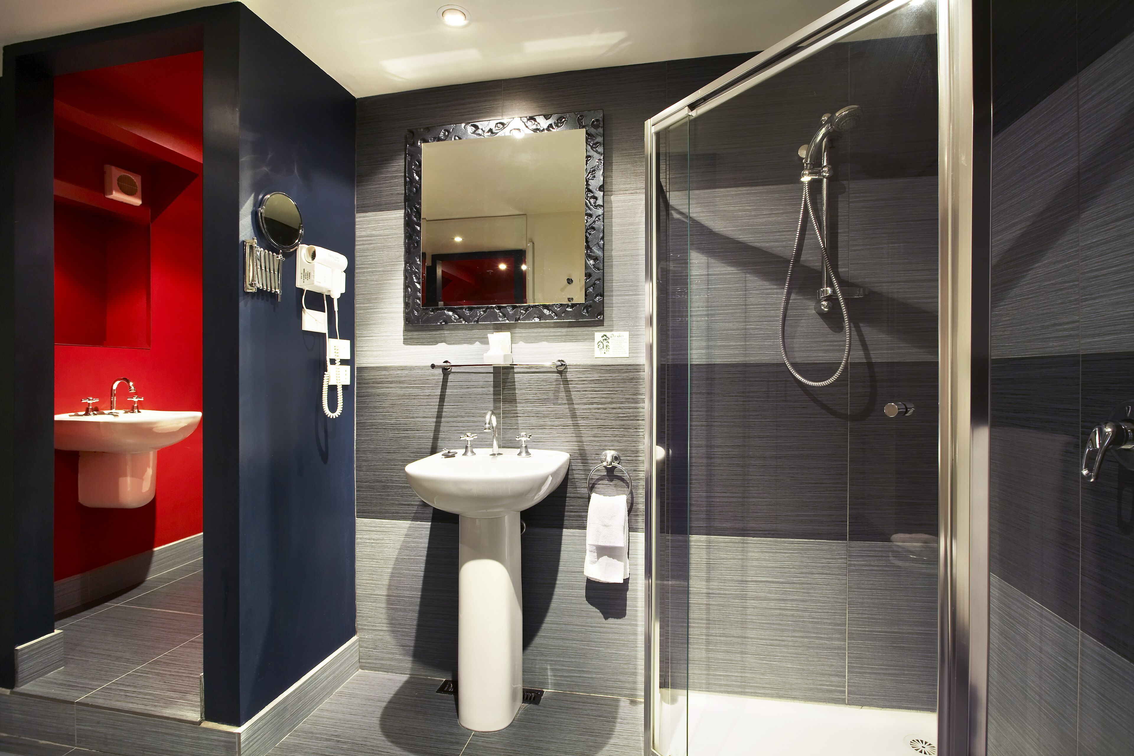 chambre boheme | bathroom | shower, free toiletries, hair dryer, towels