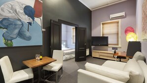 デラックス ルーム クイーンベッド 1 台 | リビング エリア | 40 インチのプラズマテレビ (デジタル放送視聴可)、テレビ