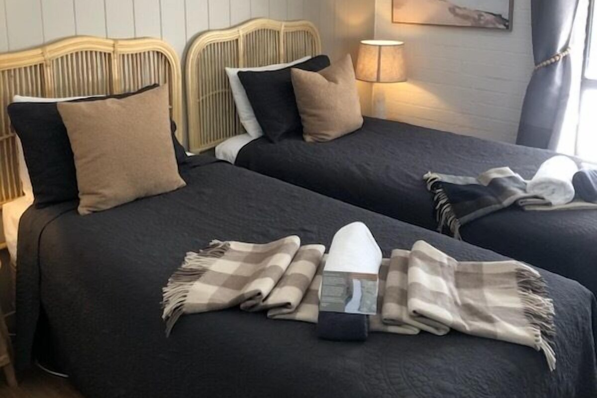 Family House | Iron/ironing board, WiFi (free), bed sheets