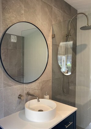 Romantic Studio | Bathroom | Free toiletries, hair dryer, towels - Berrima Bakehouse Motel (Berrima)