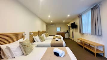 Habitación familiar, tina, en el área del patio | Tabla de planchar con plancha, wifi gratis y ropa de cama