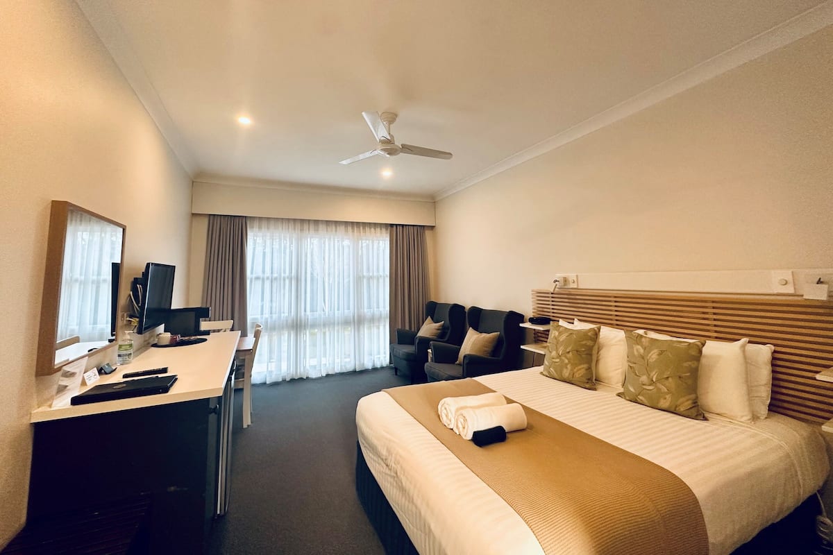 Tweepersoonskamer, 1 queensize bed, terras, op Executive-verdieping | Een strijkplank/strijkijzer, gratis wifi, beddengoed