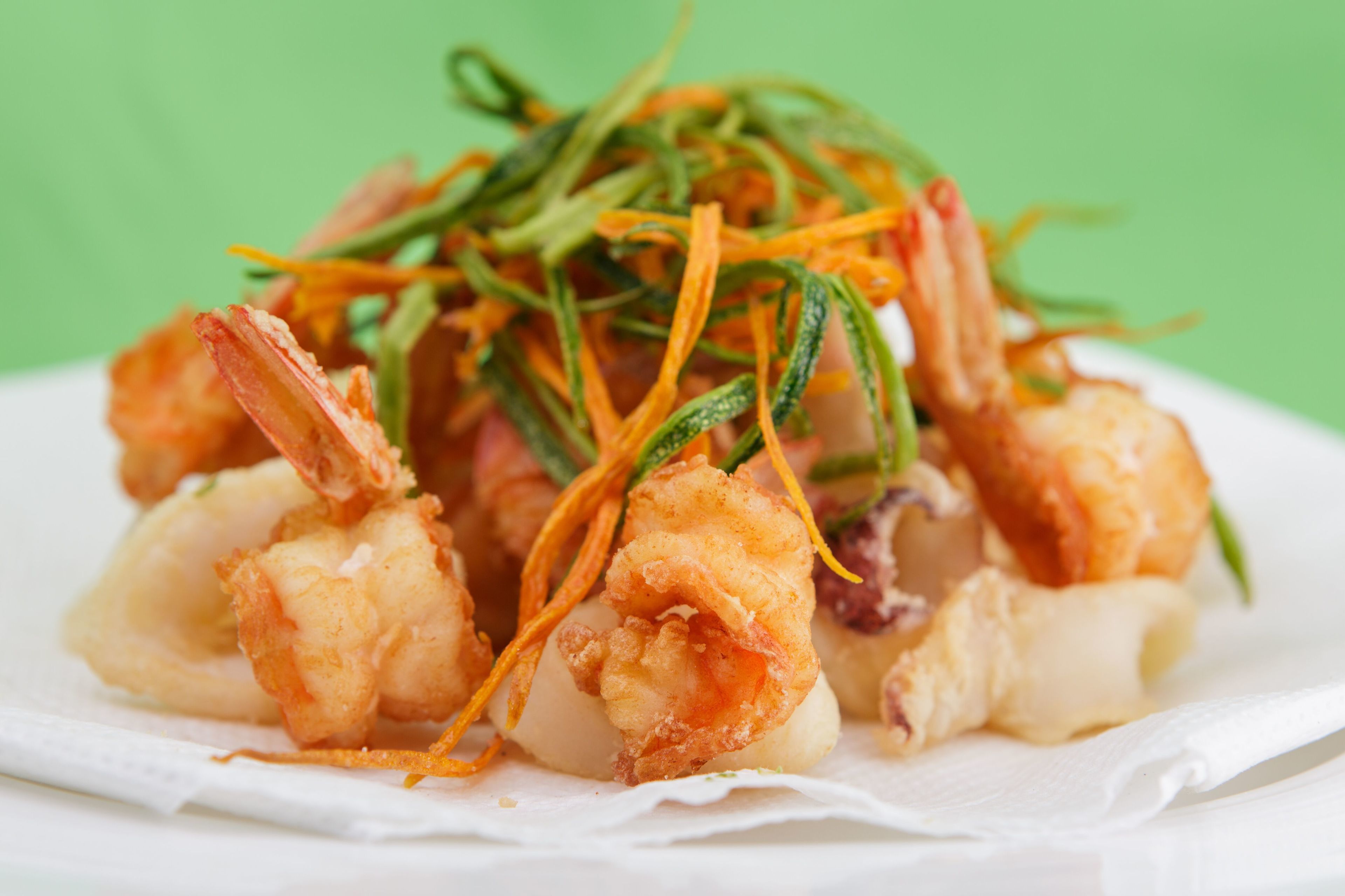 A plate of food with shrimp and vegetables.
