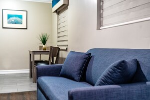 Tabla de planchar con plancha, wifi gratis y ropa de cama 