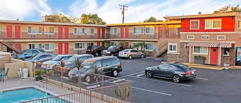 Piscine extérieure, chaises longues