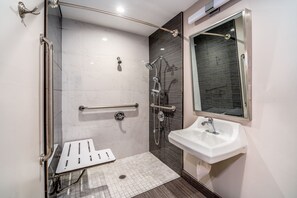 Combined shower/bathtub, hair dryer, towels, soap - Friendly Hills Inn - Whittier, Los Angeles (Whittier)