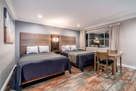 Tabla de planchar con plancha, wifi gratis y ropa de cama