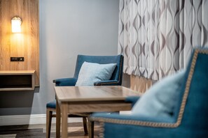 Tabla de planchar con plancha, wifi gratis y ropa de cama 