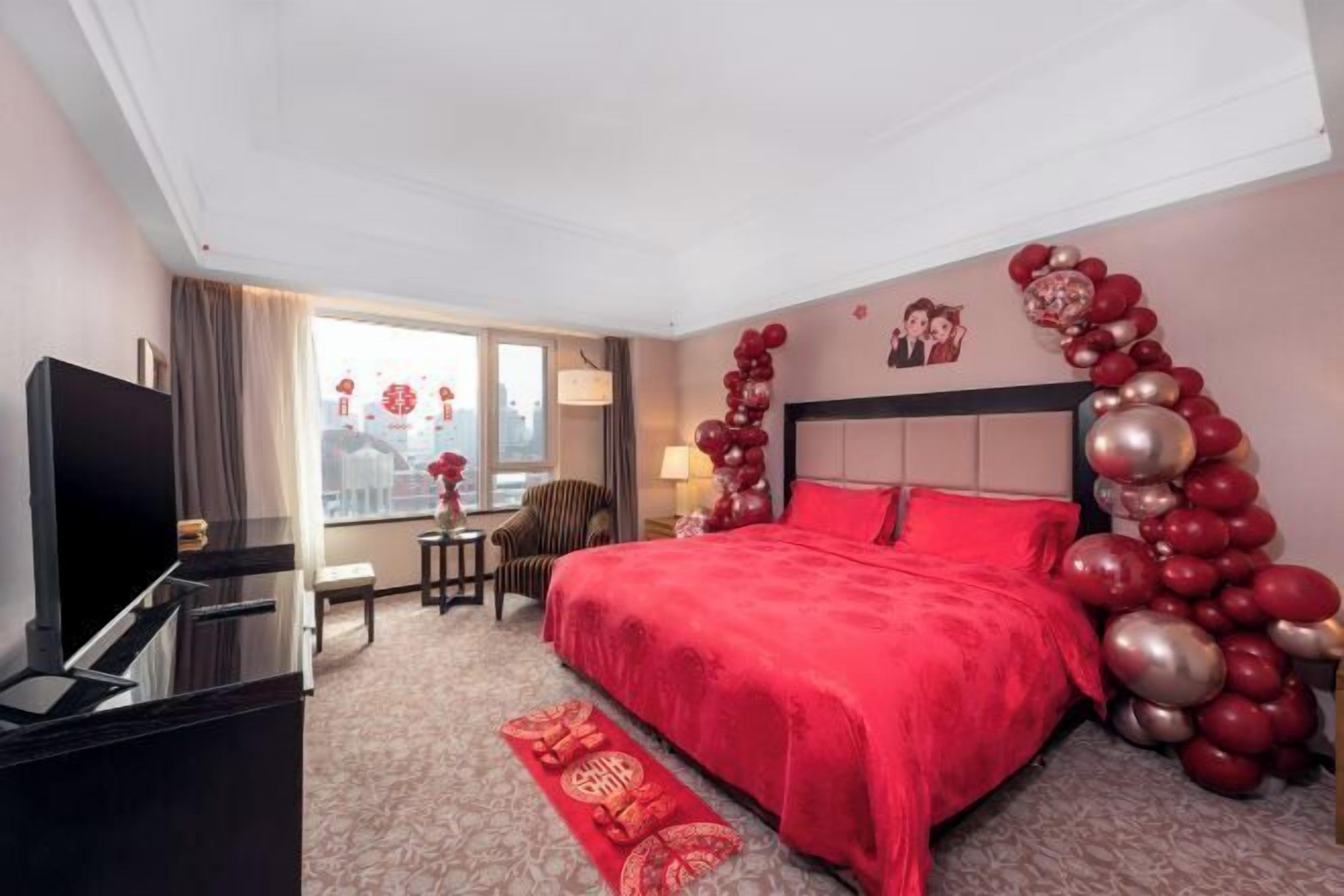 Premium bedding, down comforters, free minibar items, in-room safe