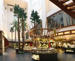 3 restaurantes; se sirve desayuno, almuerzo y cena; cocina asiática