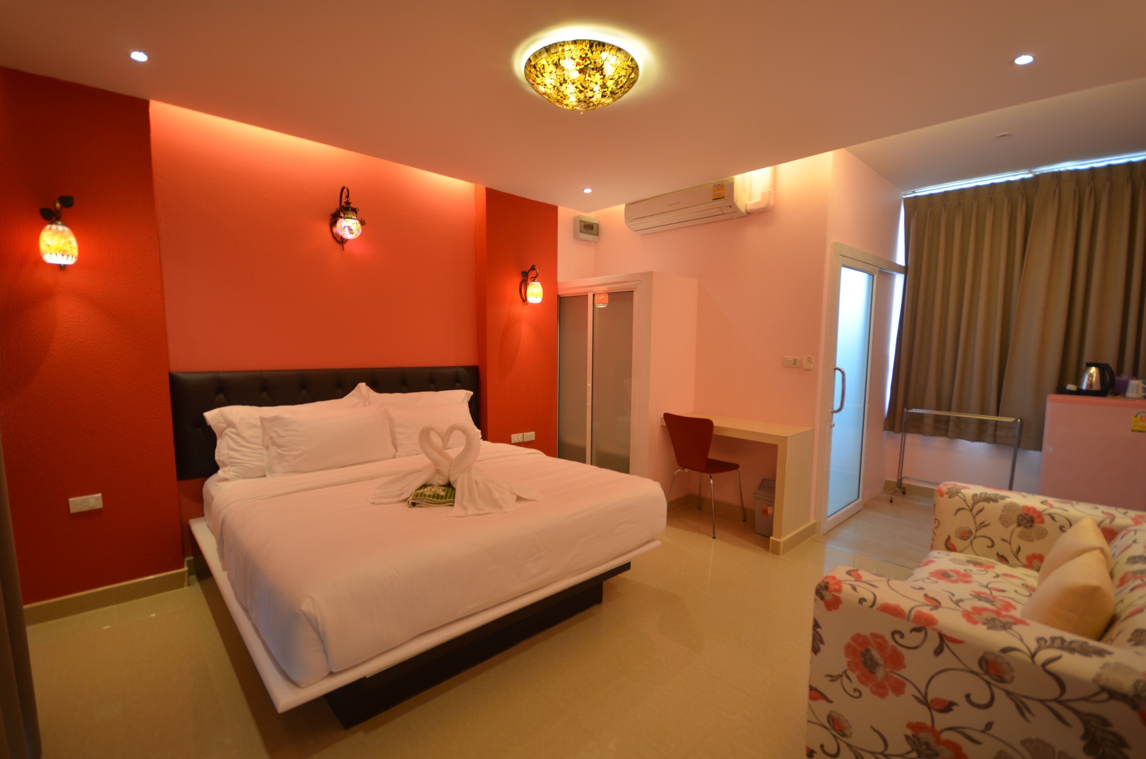 Escritorio, cortinas blackout, wifi gratis y ropa de cama 