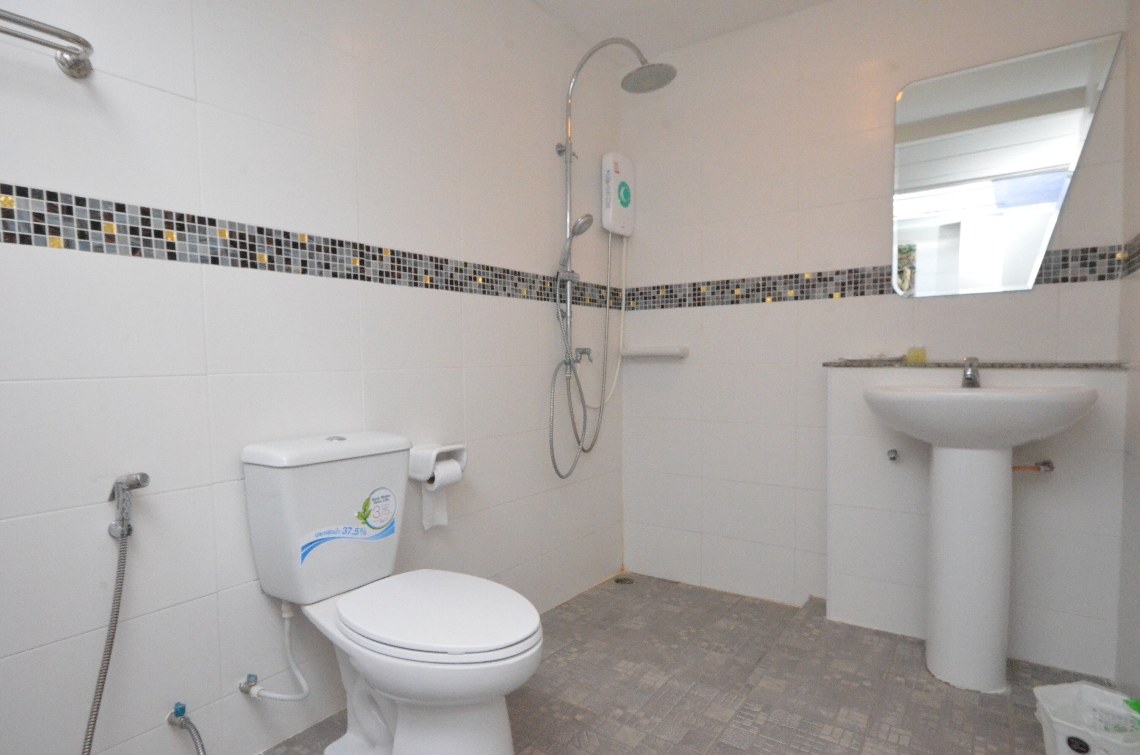 Un bagno con WC, doccia e lavandino.