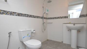Un bagno con WC, doccia e lavandino.