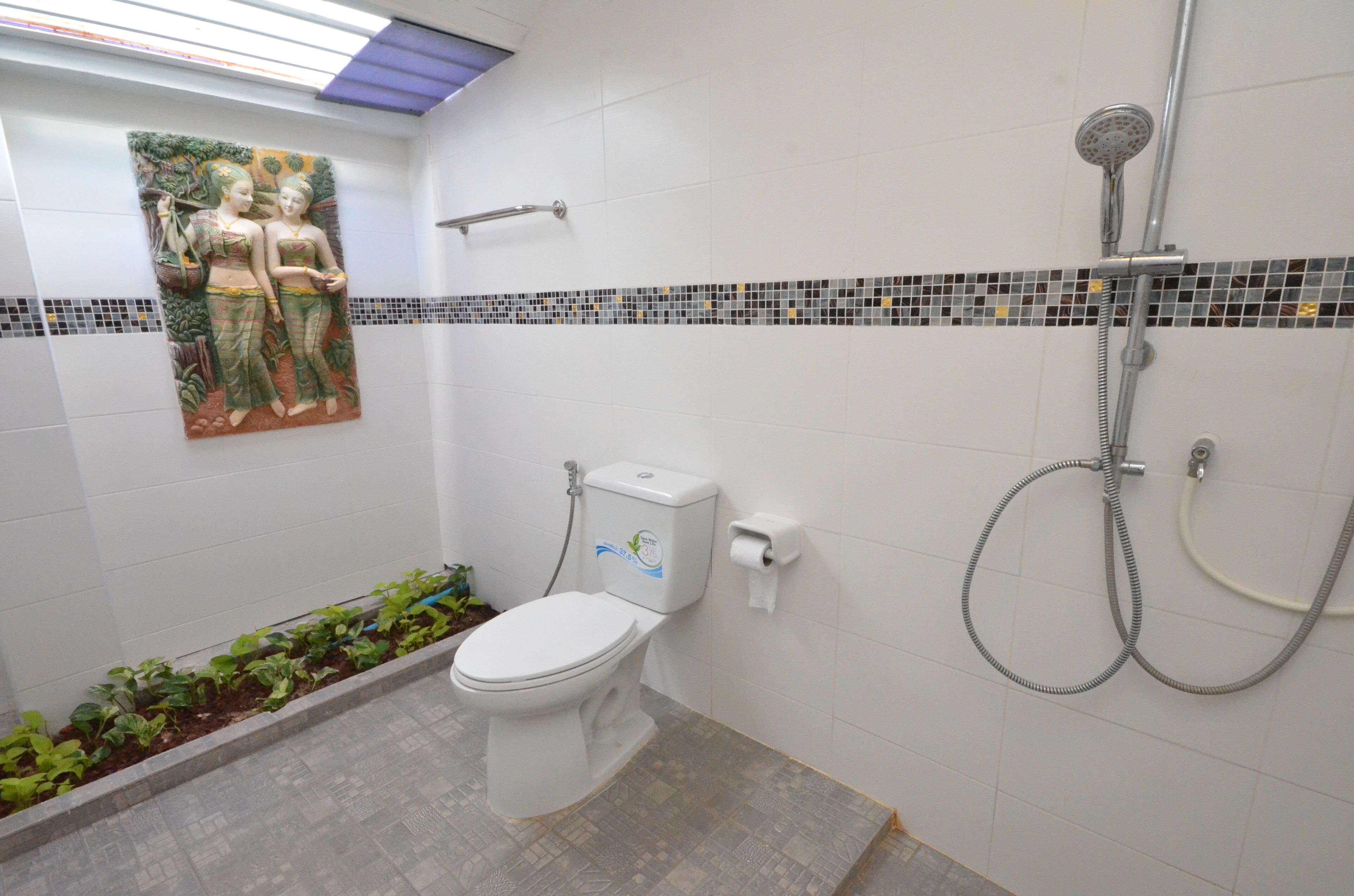 villa | bathroom | shower, free toiletries, towels